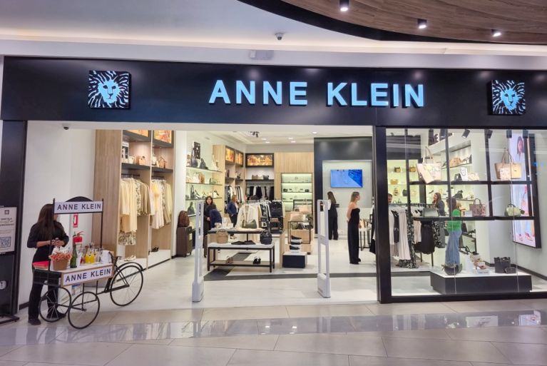 Anne Klein llega a Ecuador: la elegancia atemporal encuentra un nuevo hogar